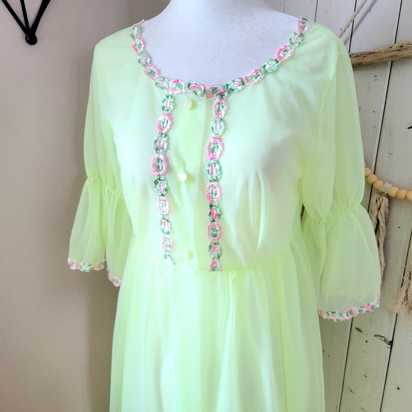 50's FEMININE DRESSING GOWN FLORAL LEMON LIME YELLOW - Picture 2 of 14